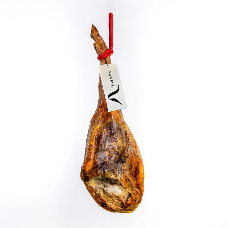 Jamón serrano con etiqueta CAVAREL sobre fondo blanco