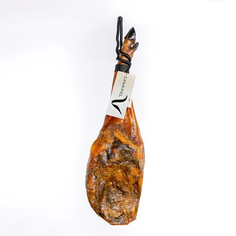 Paleta de bellota 100% ibérica con etiqueta CAVAREL sobre fondo blanco