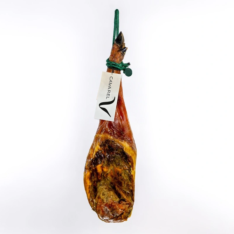 Paleta de cebo de campo 100% ibérica con etiqueta CAVAREL sobre fondo blanco