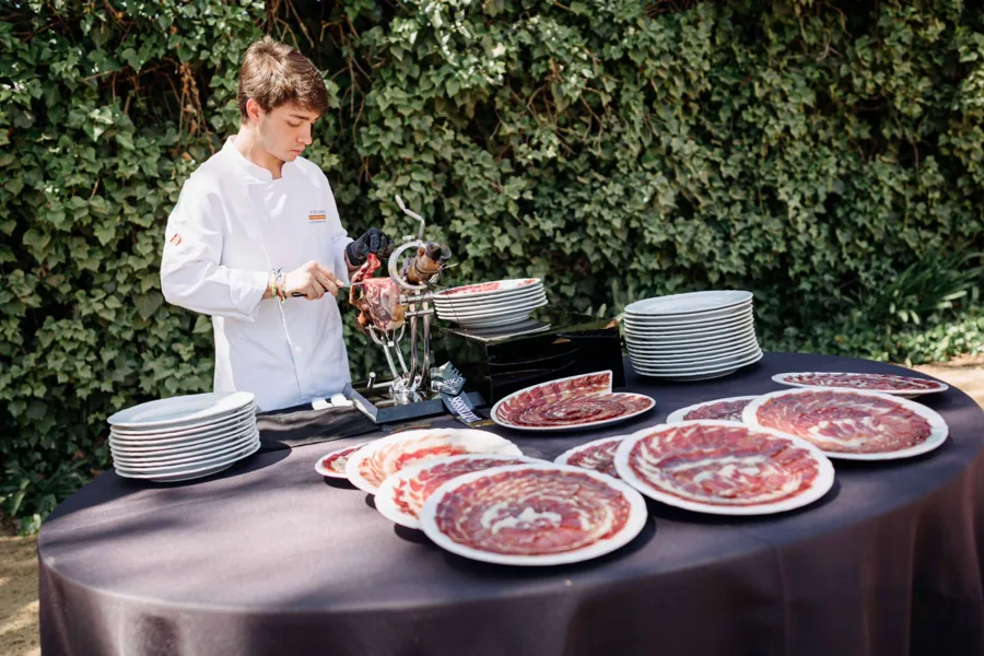Servicio de corte de jamón en un evento al aire libre