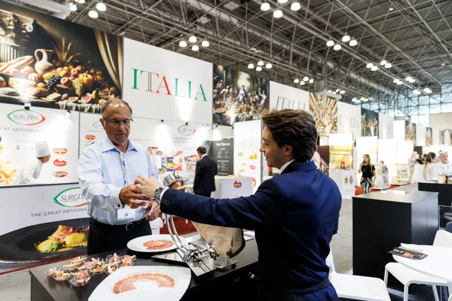 Servicio de jamón en un encuentro gastronómico
