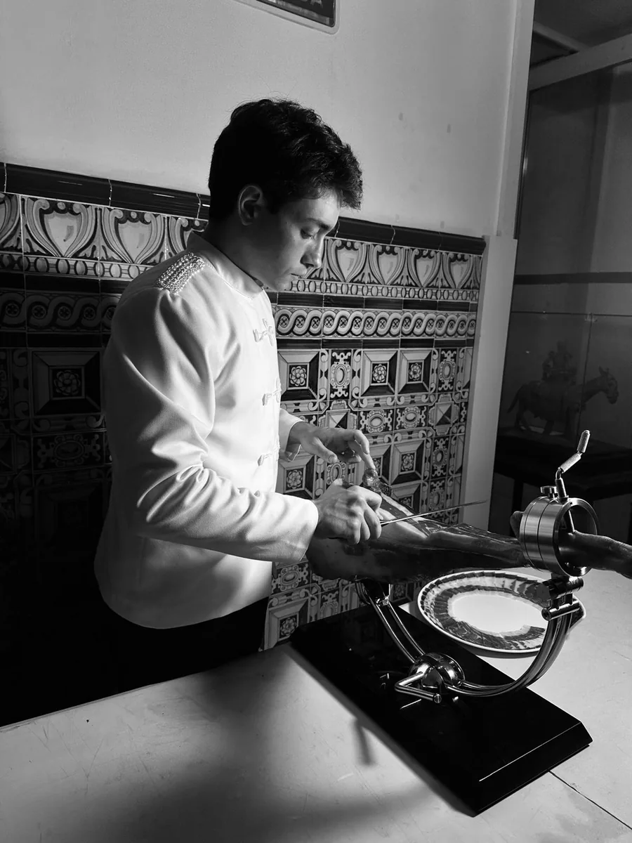 Cortador de Cavarel preparando una pieza de jamón