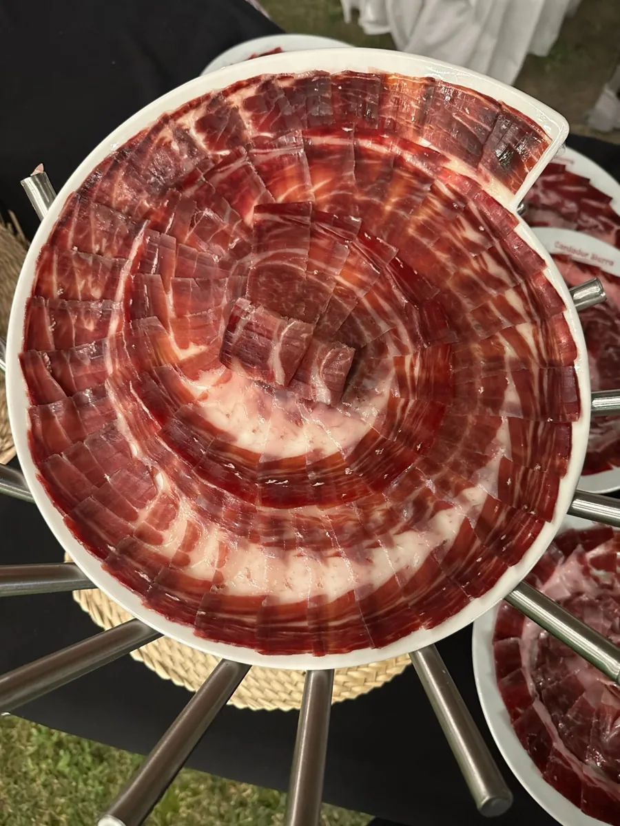 Jamón presentado en un plato circular