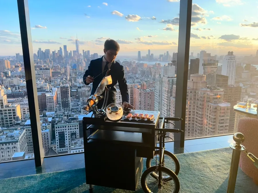 Servicio de corte junto a una ventana panorámica